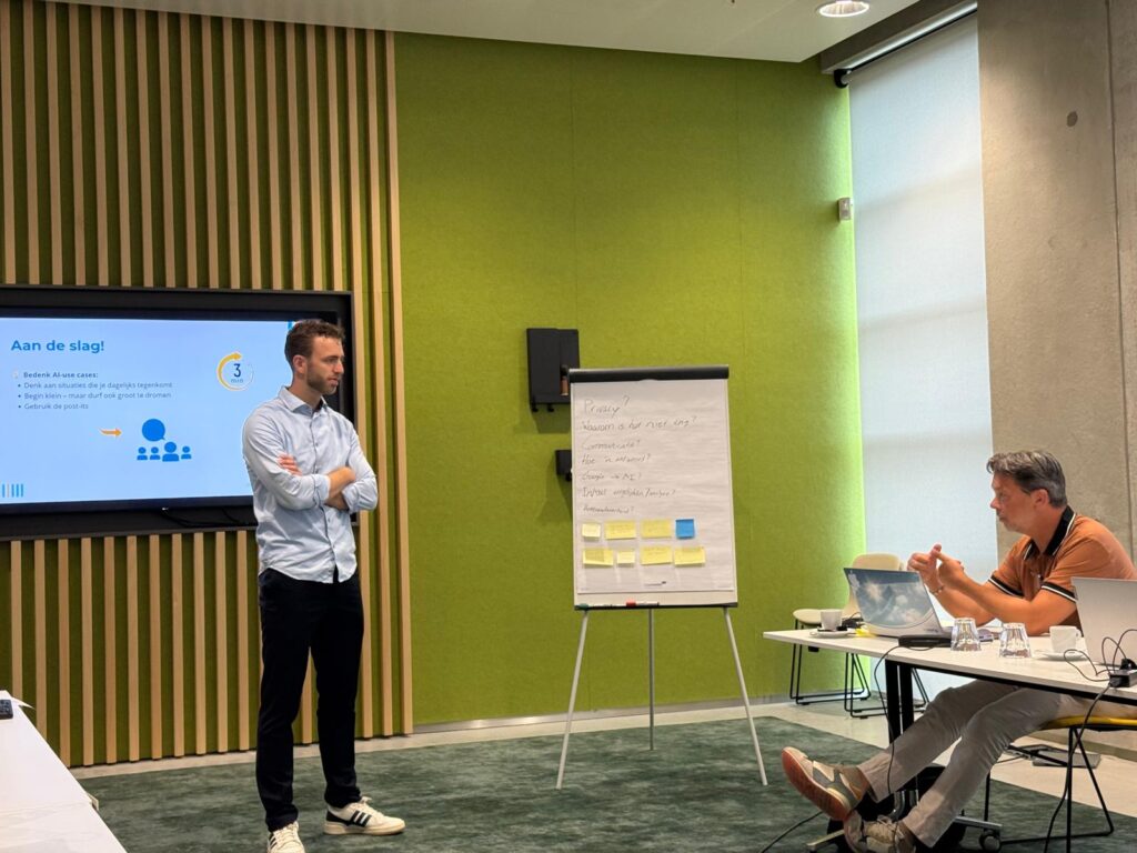 Trainer bespreekt een opdracht met deelnemers tijdens een praktische AI-workshop.