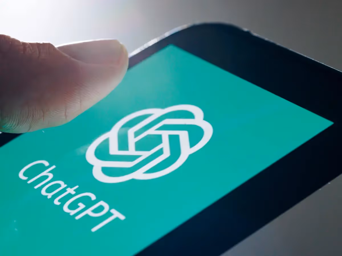 Close-up van de ChatGPT-app op een smartphone scherm voor zakelijk gebruik en AI-automatisering.