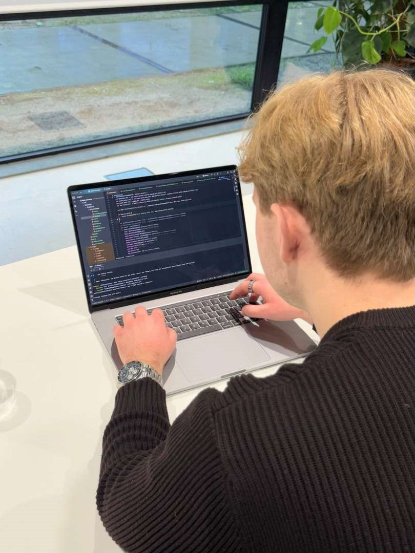 Ontwikkelaar bouwt een AI-implementatie bij Lumans
