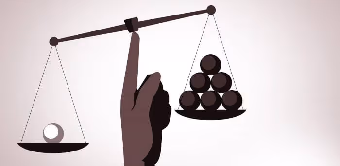 Een minimalistische illustratie van een hand die een weegschaal in balans houdt met één witte bal aan de linkerkant en een stapel zwarte ballen aan de rechterkant.