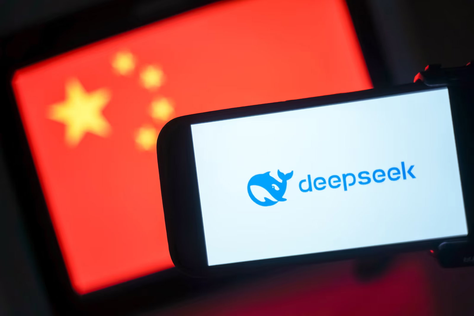 Een smartphone met het DeepSeek-logo voor een Chinese vlag, ter illustratie van privacyvraagstukken bij het gebruik van internationale AI-modellen.