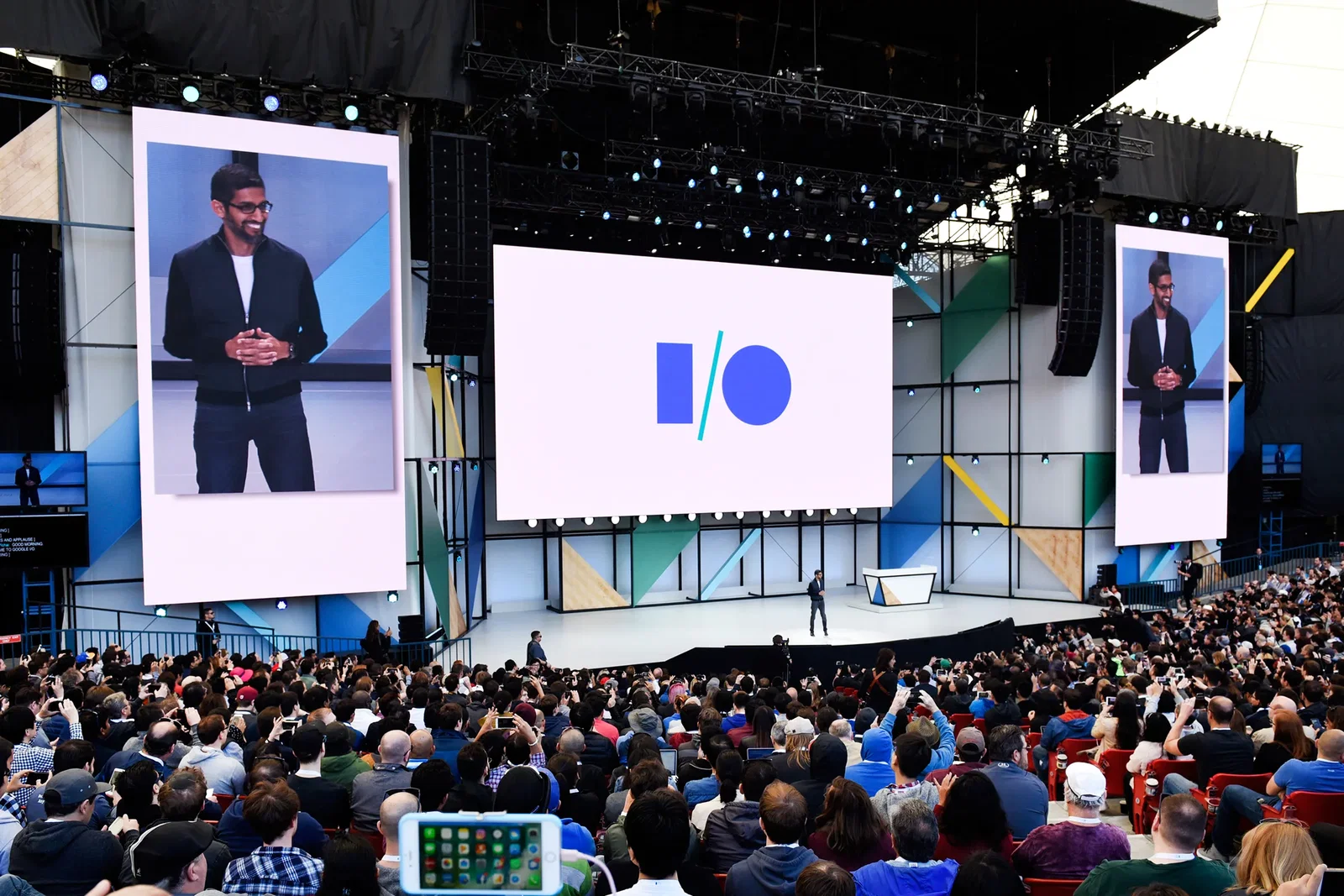 Sundar Pichai presenteert op het grote podium tijdens de Google I/O conferentie voor een volle zaal met ontwikkelaars en tech-enthousiastelingen.