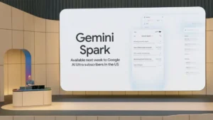 Een presentatiescherm op Google I/O 2026 introduceert 'Gemini Spark', een nieuwe AI-agentinterface voor productiviteit en taakbeheer.