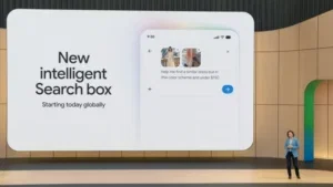 Een presentatiescherm op Google I/O toont de introductie van de 'New intelligent Search box' met multimodale zoekfuncties voor kleding.