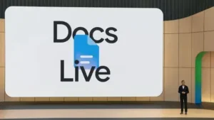 Sundar Pichai op de Google I/O 2026 keynote naast een gigantisch scherm met het logo 'Docs Live', ter introductie van realtime AI-documentgeneratie.