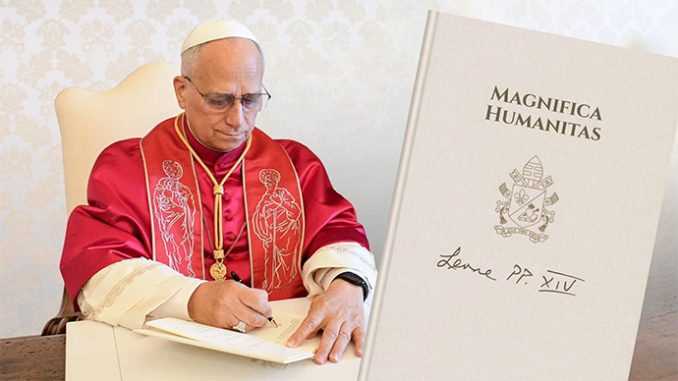 Paus schrijft aan een bureau zijn boek Magnifica Humanitas over AI en menselijke waardigheid.