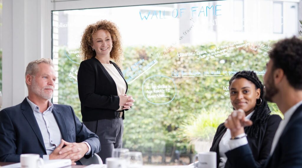 Leidinggevende bespreekt met medewerkers wat AI voor hun werk betekent.